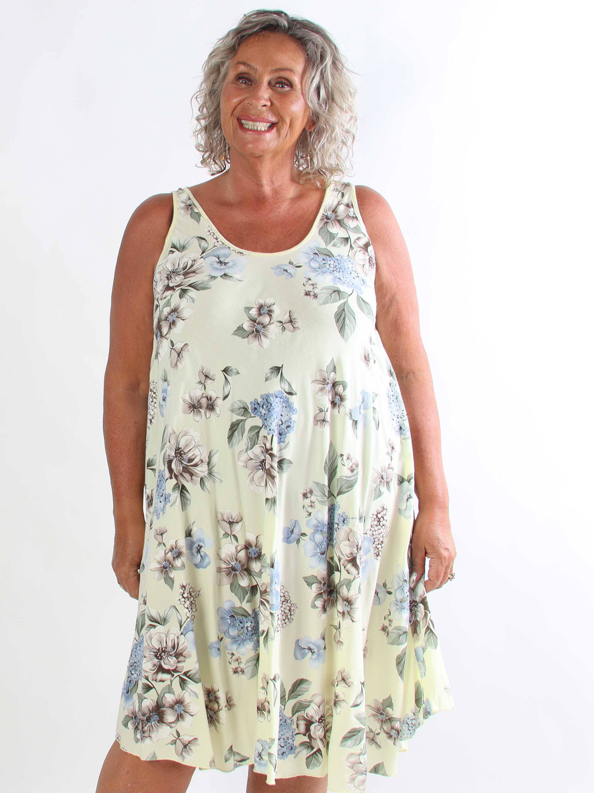 Saline - Sød plus size sommerkjole i viskose med blomsterprint